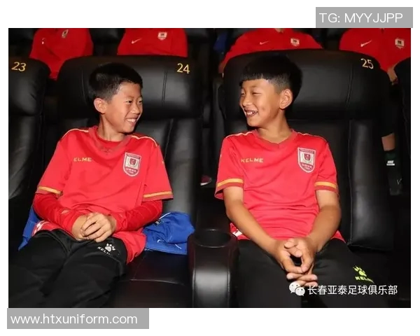 腼腆男孩如何蜕变为足球明星的励志故事与成长历程